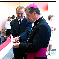 Fot. M. Bobula. Biskup sandomierski Andrzej Dziga przecina symboliczn wstg do nowego obiektu Gimnazjum im. Jana Pawa II w Rakowie. Obok Stanisaw Soklski, wjt gminy Rakw.