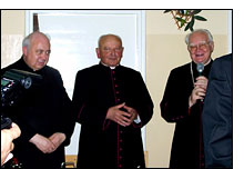 Fot. Mariusz Bobula. Ks. Jan Młynarczyk (w środku), ks. prał. Wiesław Gucwa (z lewej), dziekan dekanatu B